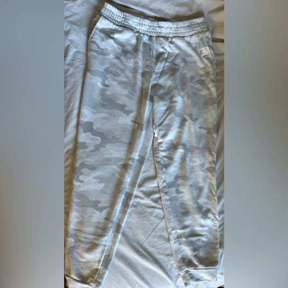 Secret Treasures: Light gray camo sweatpants - Picture 6 of 7